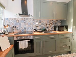 Cookware/dishes/utensils - The Corner Cottage (Wotton-under-Edge)