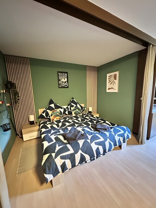 Iron/ironing board, WiFi, bed sheets