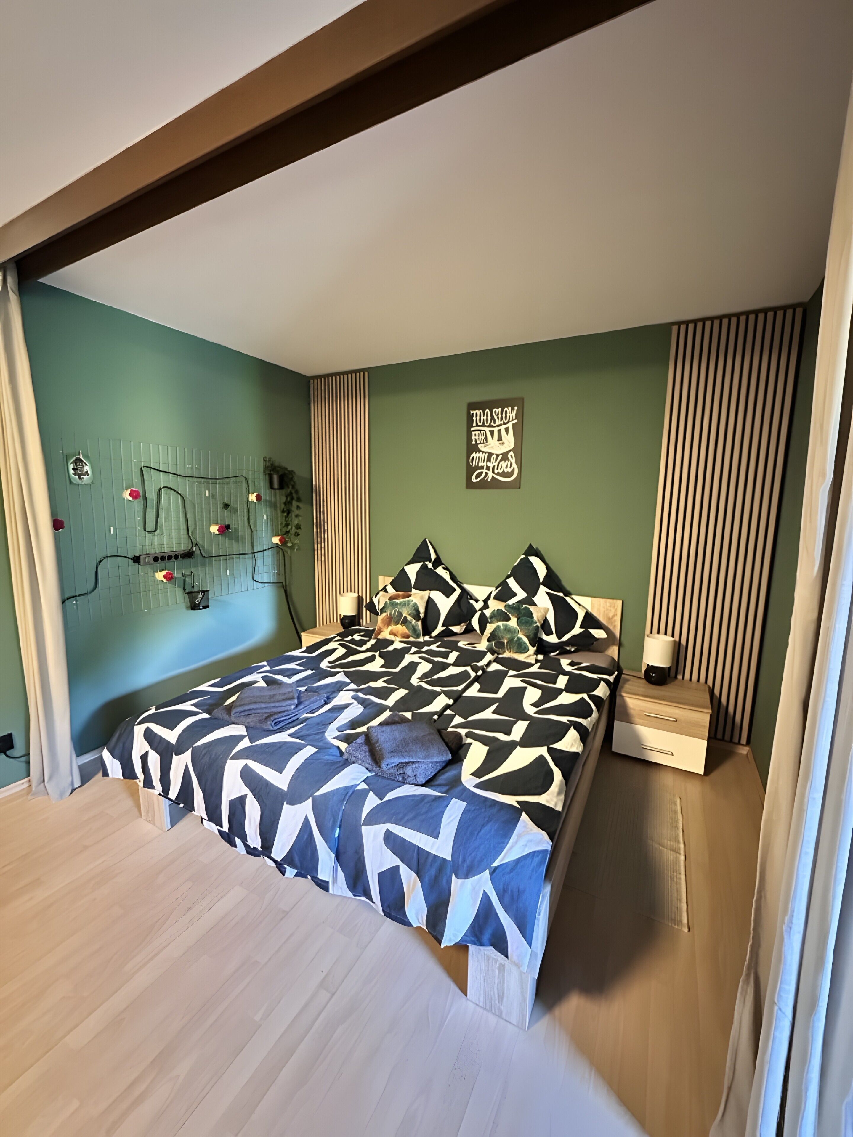 Iron/ironing board, WiFi, bed sheets