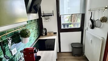 Jääkaappi, mikroaaltouuni, uuni, liesi