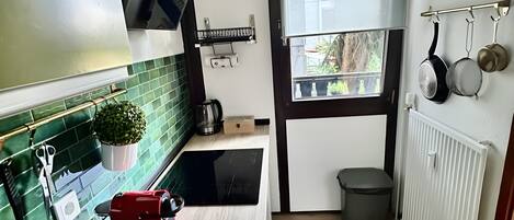 Réfrigérateur, four à micro-ondes, un four, surface de cuisson