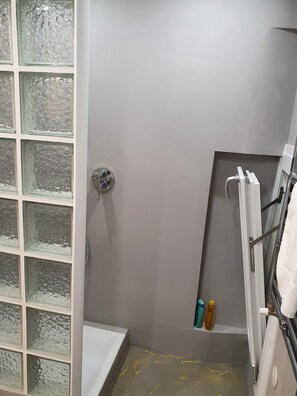 Dusche, Haartrockner, Bidet, Handtücher