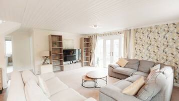 Superior Cottage, Lake View | Living area