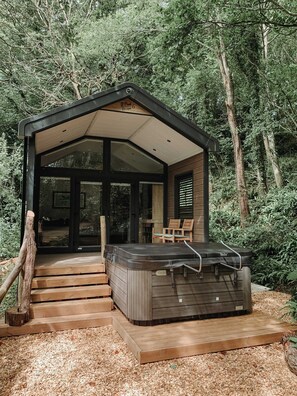 Deluxe Studio, Garden View | Cribs (surcharge), rollaway beds (surcharge), WiFi (free), bed sheets - Herons Lake Retreat (Caerwys)