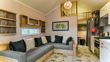 Deluxe Studio, Garden View | Living area