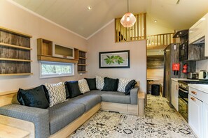 Estudio Deluxe, vista al jardín | Área de sala de estar