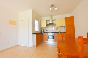 Micro-ondes, four, cafetière/bouilloire