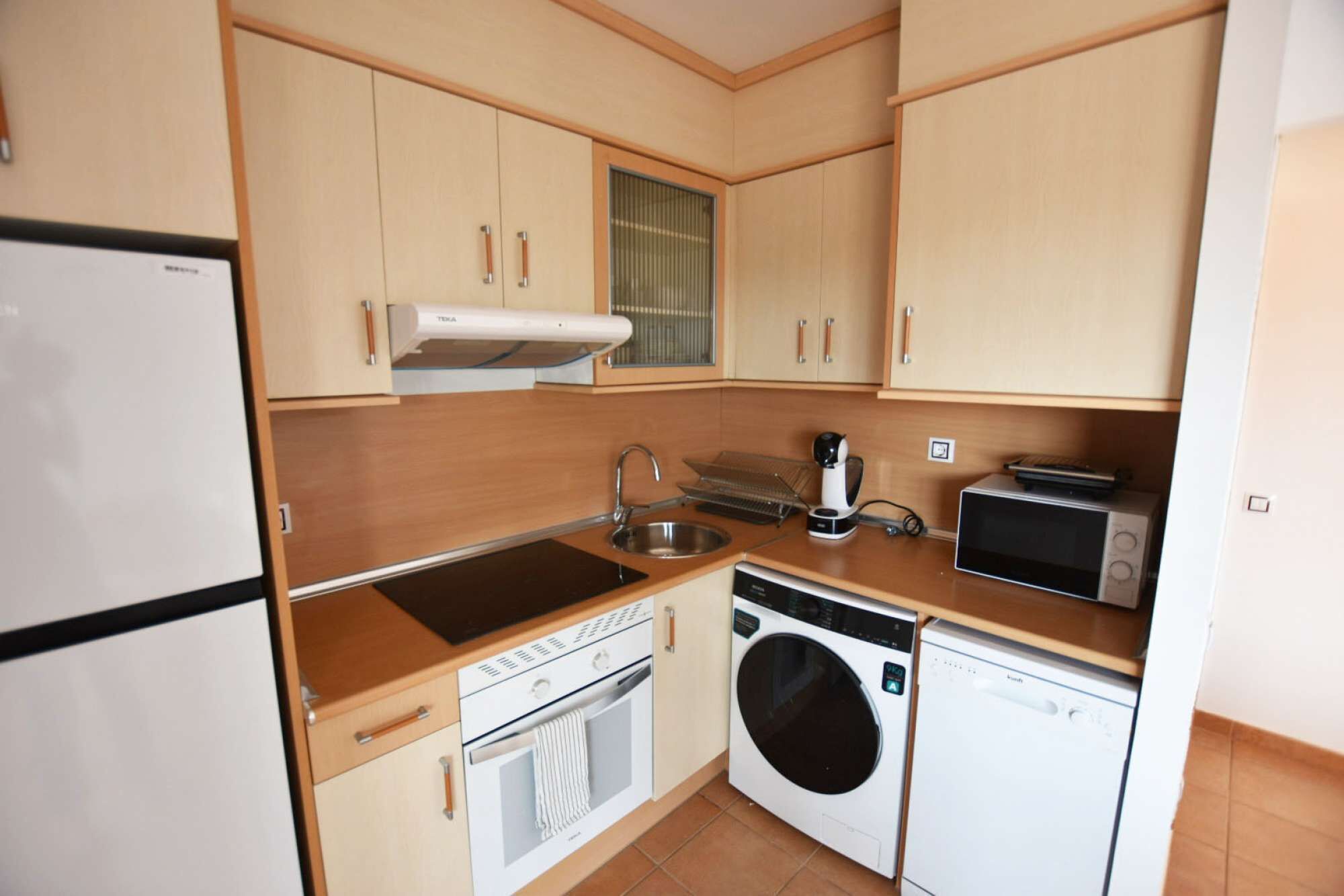 Micro-ondes, four, lave-vaisselle, cafetière/bouilloire