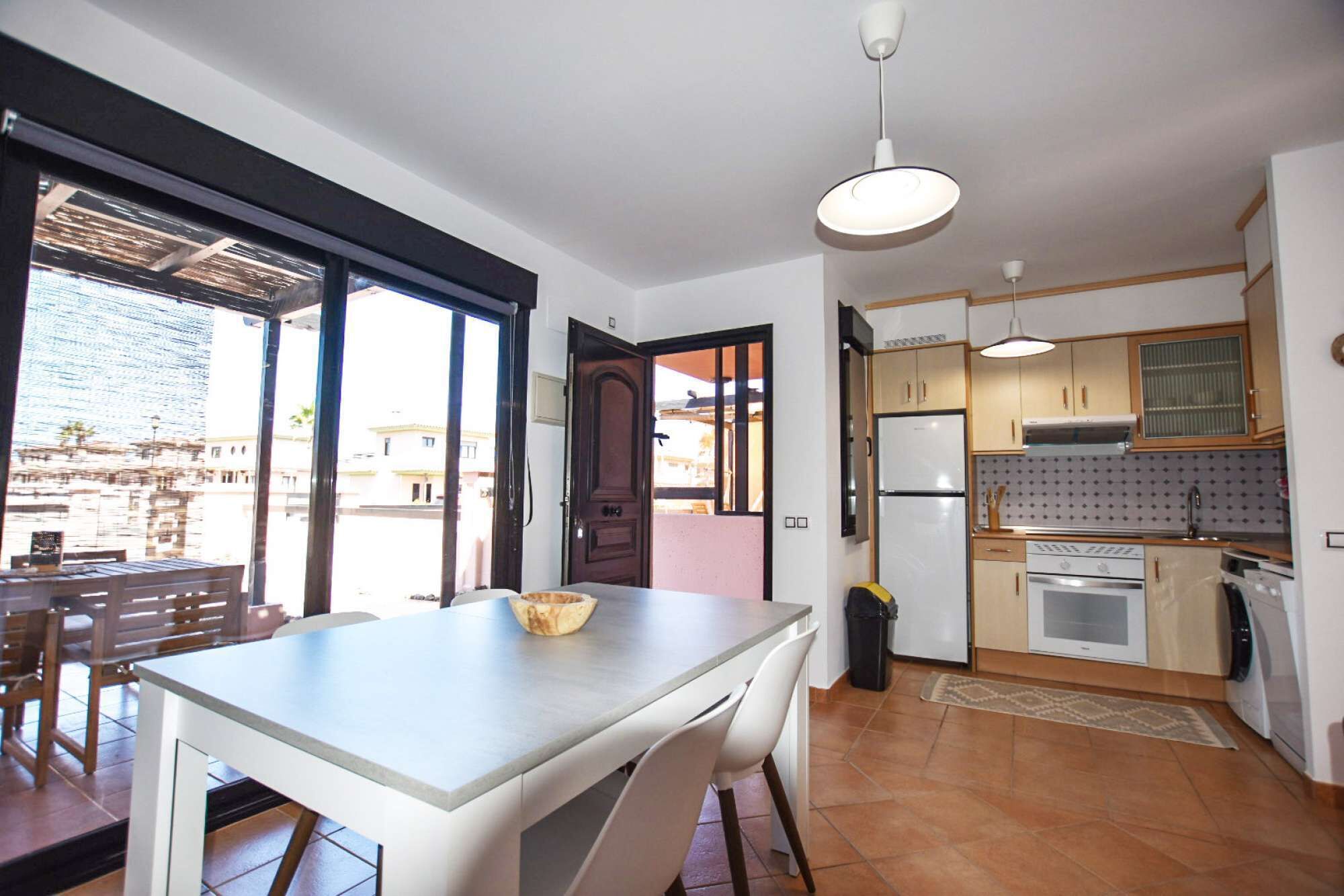 Microondas, horno, lavavajillas y cafetera o tetera