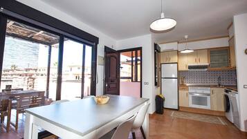 Micro-ondes, four, lave-vaisselle, cafetiĂšre/bouilloire