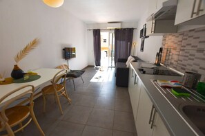 Fridge, microwave, oven, stovetop - Book Jet - Sunny Holiday Home Las Lomas II (Costa Calma)