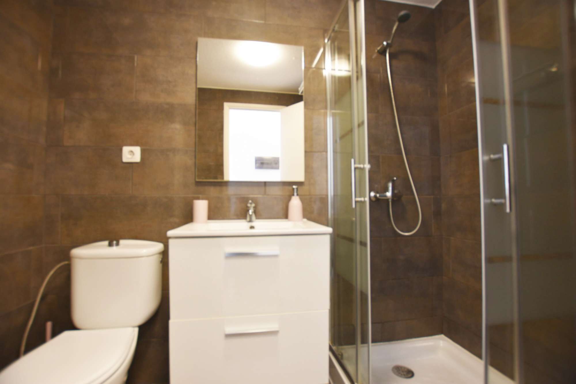 Douche, sèche-cheveux, serviettes fournies