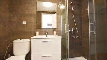 Douche, sĂšche-cheveux, serviettes fournies