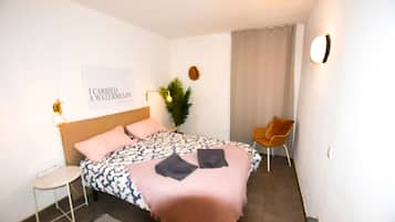 Een strijkplank/strijkijzer, wifi, beddengoed