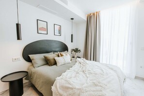 Tabla de planchar con plancha, wifi, ropa de cama