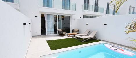 Lämmitetty uima-allas