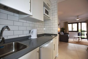 Microwave, stovetop, coffee/tea maker, toaster - Book Jet OASIS DUNAS Suite -apartments (Corralejo)
