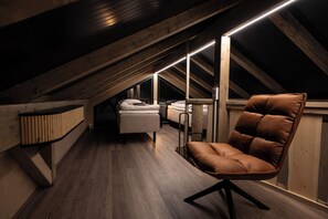 Cabaña superior, vistas al lago | Interior