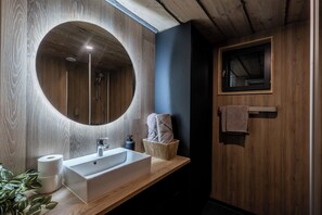 Superior huisje, uitzicht op meer | Badkamer | Handdoeken