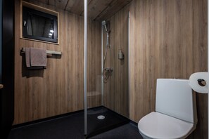 Superior Cabin, Lake View | Bathroom