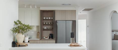 Kühlschrank, Mikrowelle, Ofen, Herdplatte