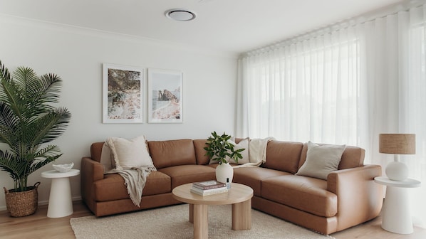 Smart TV - Bay House Shoal Bay, 36 Government Rd - ducted air conditioning (Shoal Bay)