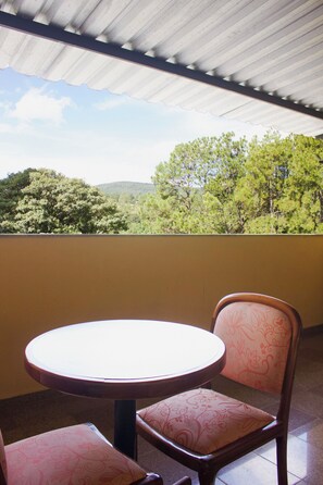 Quadruple Room, Balcony | In-room dining - Rovi Plaza Hotel (Serra Negra)