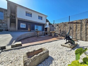 Property grounds - A Casa de Pepe & Lola, House with 5 bedrooms, 4 bathrooms, barbecue and garden. (Caldas de Reis)