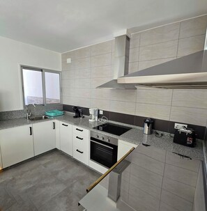 Fridge, microwave, oven, stovetop - A Casa de Pepe & Lola, House with 5 bedrooms, 4 bathrooms, barbecue and garden. (Caldas de Reis)