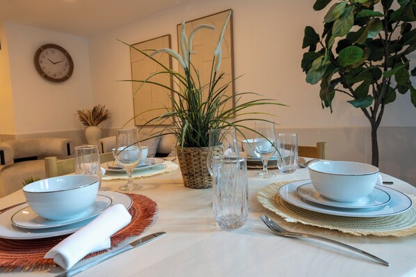 Dining - Spacious Marina View 2BHK in a Prime location next to Tram Station & Beach (Dubai)