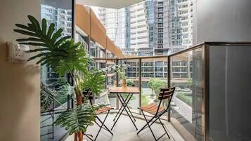 Grand-sviitti, 1 makuuhuone, club-loungen käyttöoikeus, kaupunkinäköala | Egyptinpuuvillaiset lakanat, ylelliset vuodevaatteet, untuvapeitot