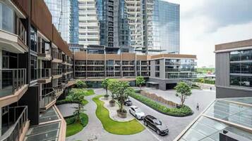 Grand-sviitti, 1 makuuhuone, club-loungen käyttöoikeus, kaupunkinäköala | Egyptinpuuvillaiset lakanat, ylelliset vuodevaatteet, untuvapeitot