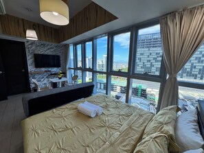 In-room safe, iron/ironing board, free WiFi, bed sheets - BGC Uptown Cozy 3BR with Bathtub & Washer + dryer (Taguig)