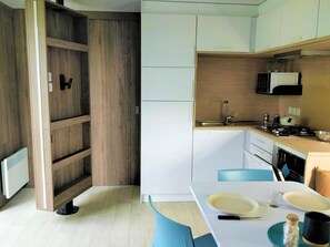 Microwave, dishwasher, coffee/tea maker - Prestige Mobile Home with Elevated Terrace (Roquebrune-sur-Argens)