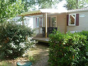 Outdoor dining - Mobile Home with Terrace in Bayas for 6 Guests (Bayas)