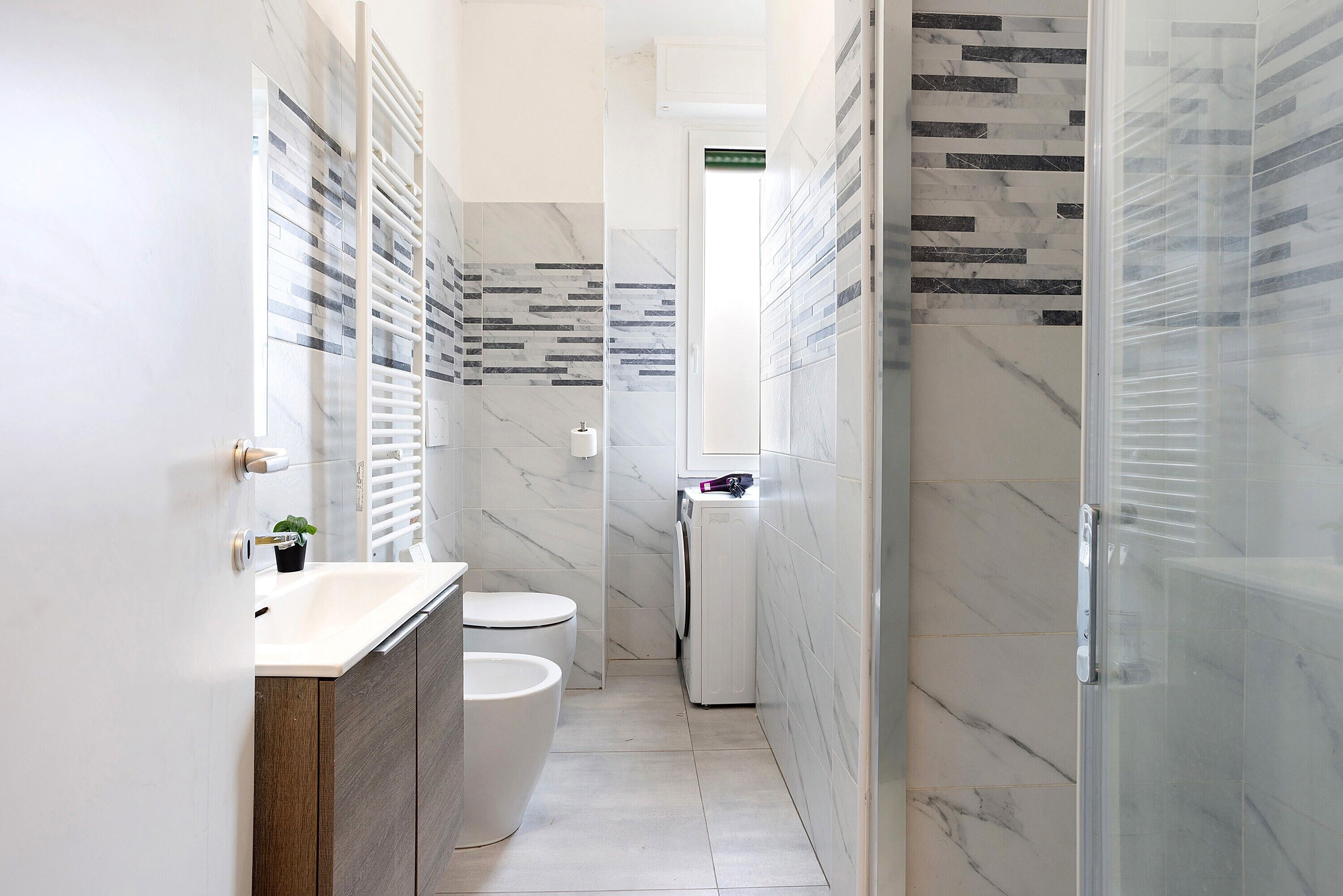 Suihku, hiustenkuivaaja, pyyhkeet