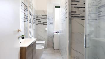 Suihku, hiustenkuivaaja, pyyhkeet