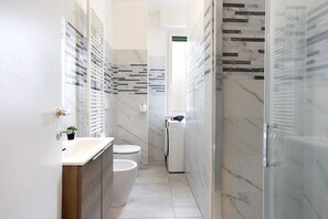 Bruser, hårtørrer, håndklæder