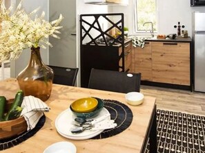 Dining - Mobile home for 5 with terrace and equipped kitchen (La Douze)