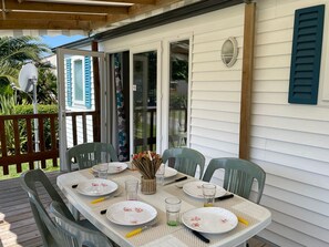 Outdoor dining - 35m² Mobile Home, 3 Bedrooms, Terrace (Saint-Pierre-d'Oléron)