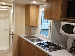 Kylskåp, mikrovågsugn, kaffe- och tebryggare och brödrost