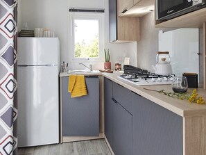Fridge, microwave, oven - Cozy mobile home 29m² - Terrace - Equipped kitchen (La Douze)
