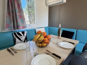 Dining - Mobile home for 8 with terrace in Villecroze (Villecroze)