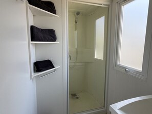 Bathroom - Mobile home for 8 with terrace in Villecroze (Villecroze)