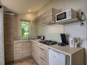 Fridge, microwave, toaster - Mobile Home with Terrace in Groléjac (Groléjac)
