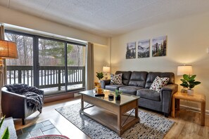 TV - The Fresh Tracks Condo at Mountain Green 2BR/1.5BA (Killington)