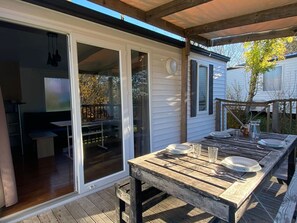 Outdoor dining - Cozy mobile home with terrace for 5 people (Martiel)