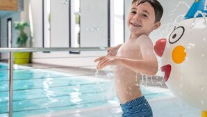 A child playing in a swimming pool with a water balloon. - 24m² Mobile home with terrace in Saint-Jean-de-Monts (Saint-Jean-de-Monts)