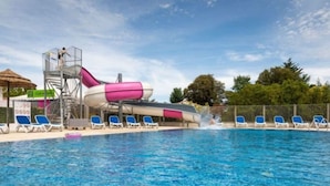 A swimming pool with a water slide, lounge chairs, and a lifeguard tower. - Two Mobile Homes 60m² with Terrace - 5 Bedrooms (Saint-Jean-de-Monts)