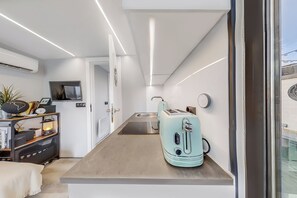 Comfort Mobile Home, Harbour View | Private kitchen | Fridge, microwave - The Homeboat Company Parque das Nações (Lisbon)